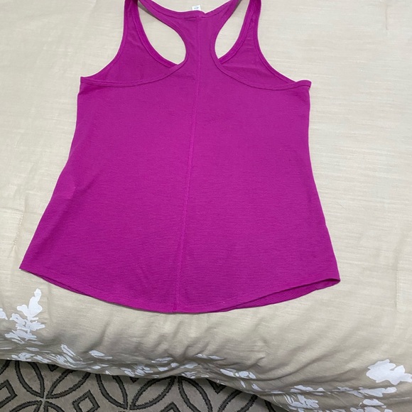 Sports top - Picture 2 of 3